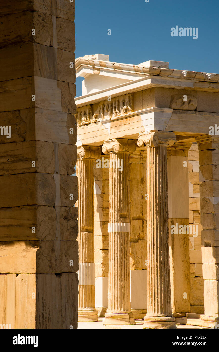 El Templo de Atenea Nike en la Acrópolis de Atenas, Grecia con un  maravilloso friso bajorrelieve de la diosa de la victoria Fotografía de  stock - Alamy