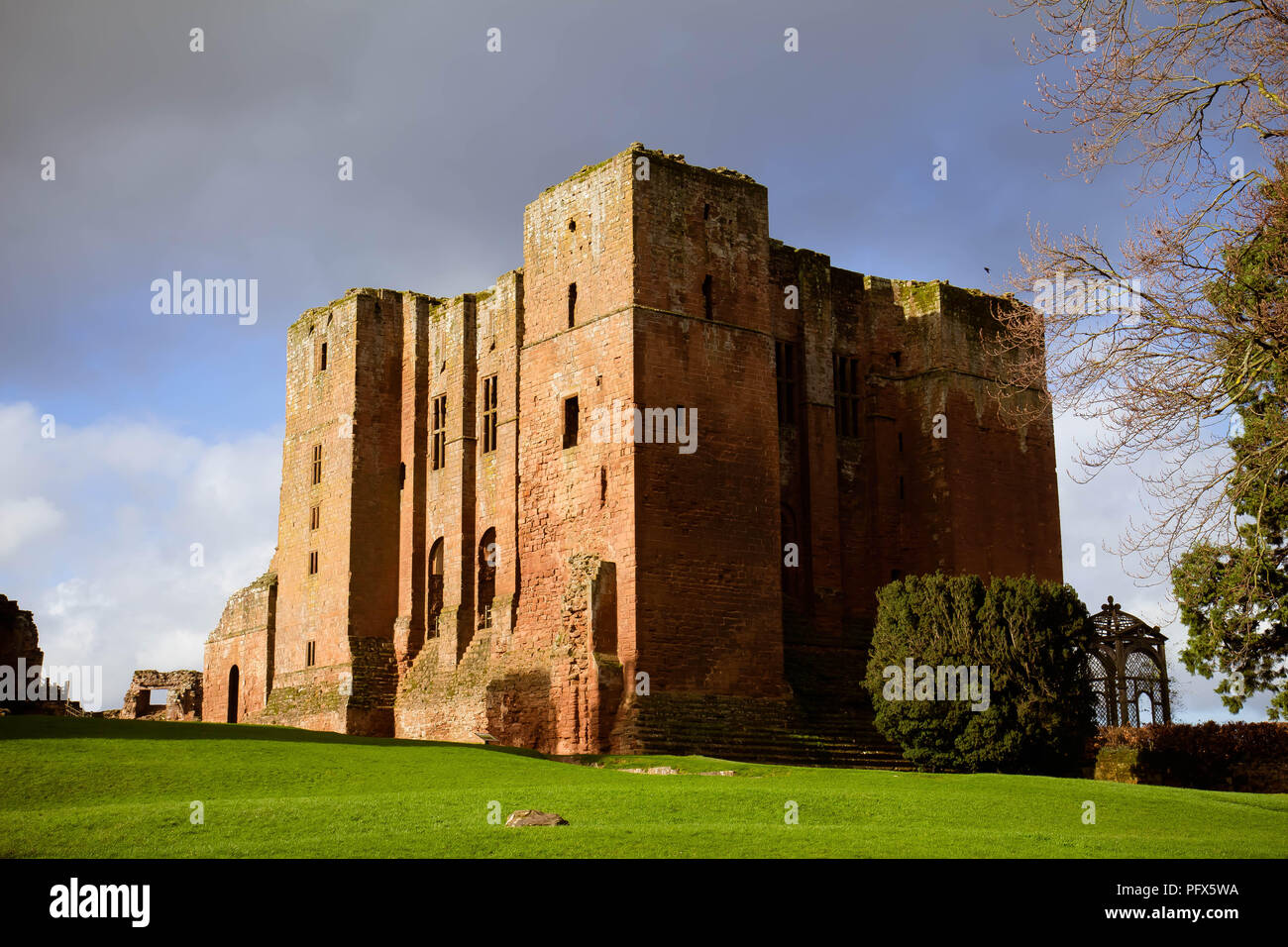 Febrero 2016 - ruinas de El Castillo de Kenilworth, UK; desempeñó un importante papel histórico y fue el tema del asedio más largo de la historia inglesa Foto de stock