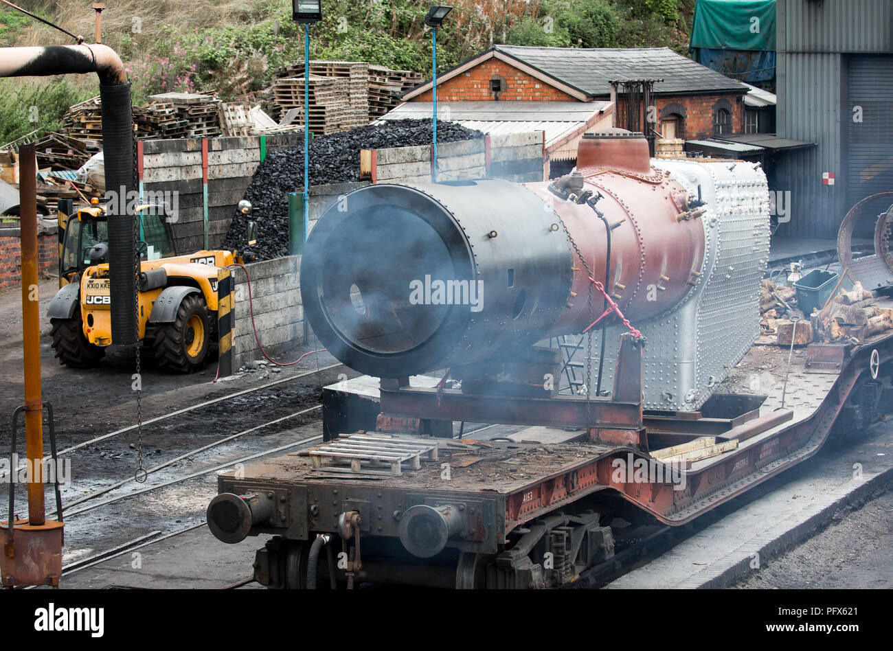 Paisaje exterior, golpe de vapor de la caldera del motor está rigurosamente probado en Bridgnorth Severn Valley Railway Station. Heritage Railway Company en el trabajo. Foto de stock