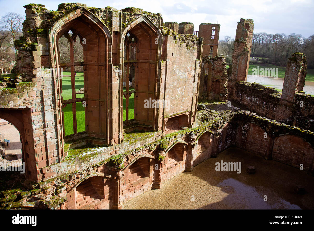 Febrero 2016 - ruinas de El Castillo de Kenilworth, UK; desempeñó un importante papel histórico y fue el tema del asedio más largo de la historia inglesa Foto de stock