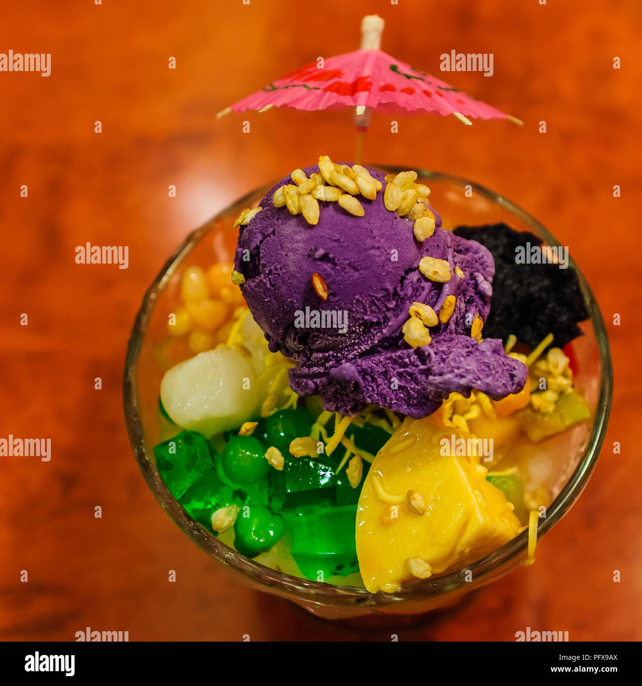 Philippine "halo" Halo - postre compuesto de shaved hielo y leche con diversos ingredientes : dulce de frijol, coco, sagú, agar gelatina, tubérculos y frutas. Foto de stock