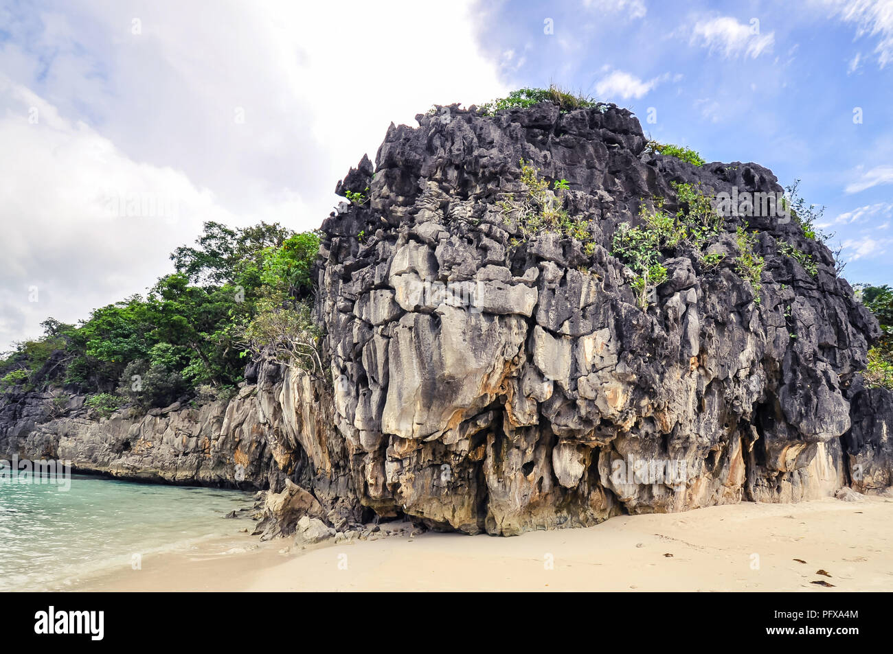 Afloramientos de roca caliza - Caramoan, Camarines Sur, Filipinas Foto de stock
