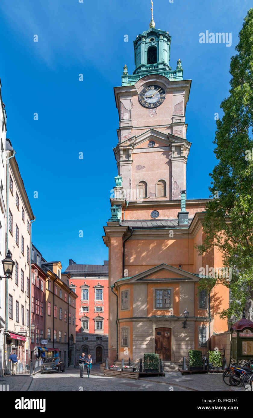 Storkyrkan (Catedral de Estocolmo) al final de la calle Trångsund, Gamla Stan (Ciudad Vieja), la isla de Stadsholmen, Estocolmo, Suecia Foto de stock