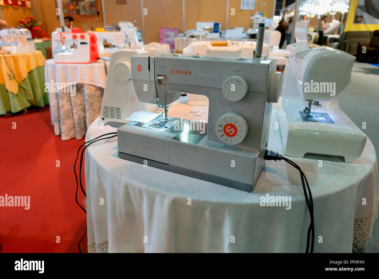 Stand de máquinas de coser Singer de la marca en la Feria de Gijón en 2018.  El 16 de agosto de 2018 Fotografía de stock - Alamy