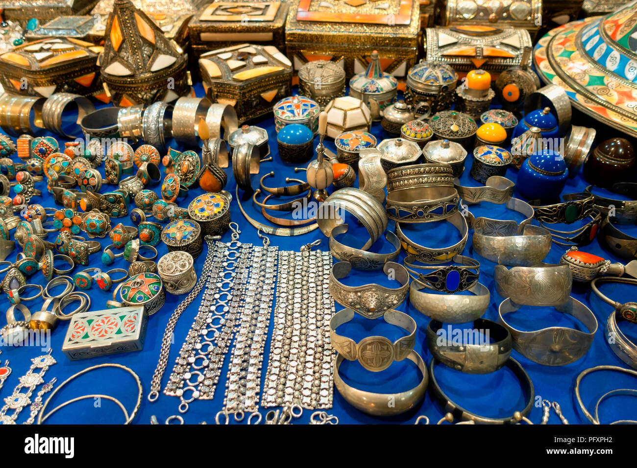 Tienda de artesanía árabe con brazaletes, cajas, colgantes y collares. Foto de stock