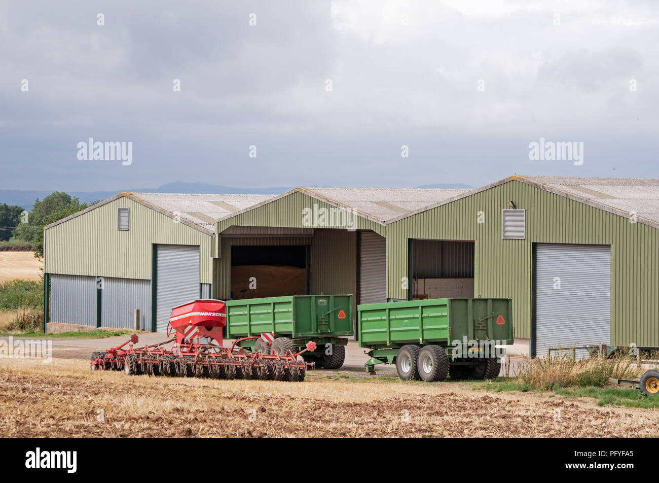 Maquinaria agrícola en una granja británica, Gran Bretaña, REINO UNIDO Foto de stock