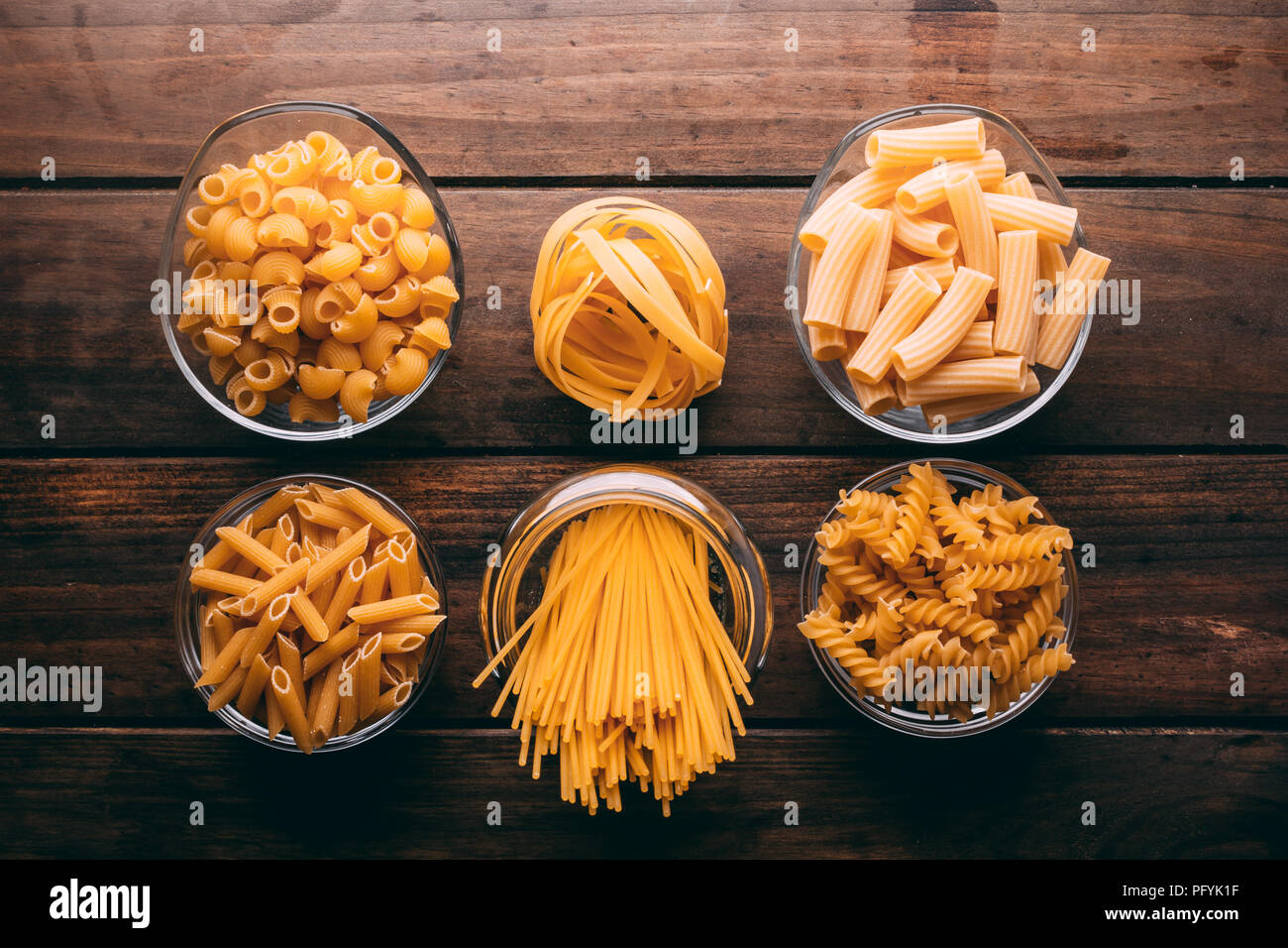 Vista superior de una tabla de madera rústica llena de diferentes tipos