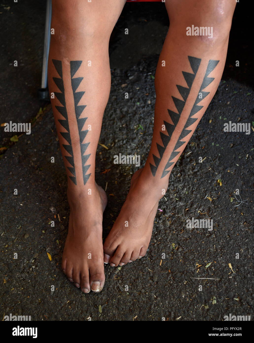 Diseño nativo americano tatuajes en las piernas de un Americano Nativo  (Jicarilla Apache) artista en el mercado indio de Santa Fe Fotografía de  stock - Alamy