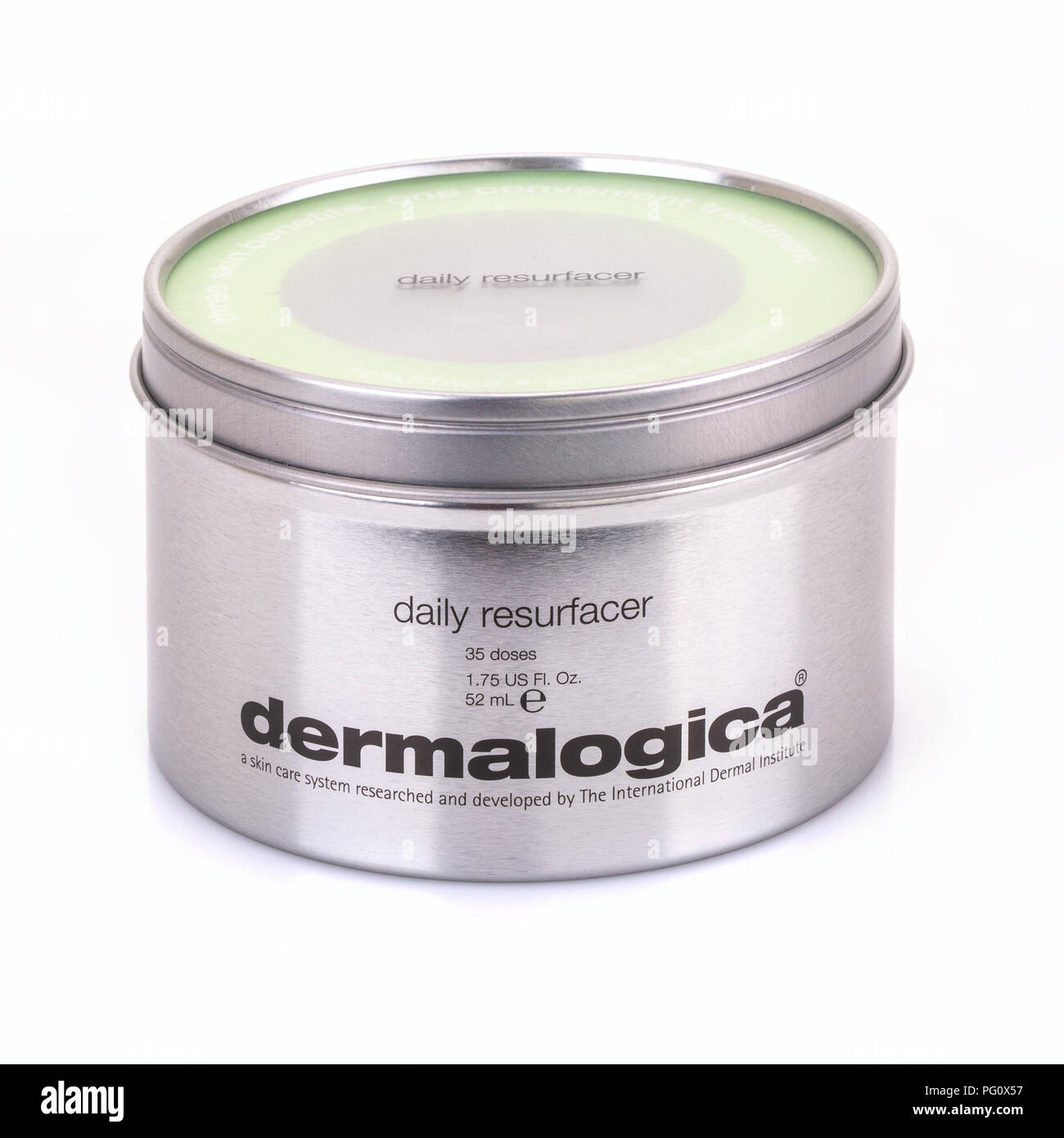 SWINDON, Reino Unido - 18 de agosto de 2018: Dermalogica Daily Resurfacer productos para el cuidado de la piel sobre un fondo blanco. Foto de stock
