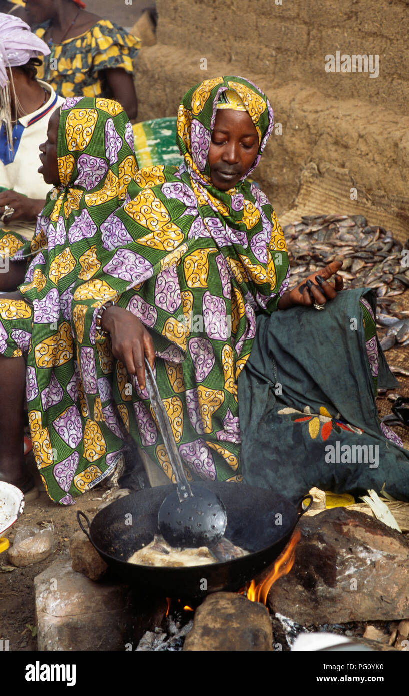 Mujer cociendo en el mercado dominical en Somadougou, cerca de Mopti en Malí SÓLO PARA USO EDITORIAL Foto de stock