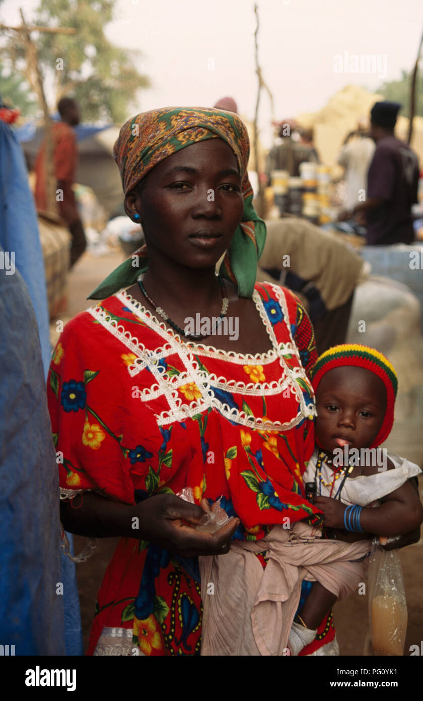 La madre y el niño en el mercado dominical en Somadougou, cerca de Mopti en Malí SÓLO PARA USO EDITORIAL Foto de stock