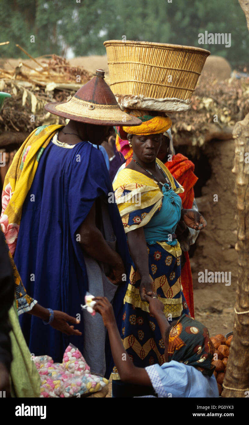 Pareja de vestimentas coloridas en el mercado dominical en Somadougou, cerca de Mopti en Malí SÓLO PARA USO EDITORIAL Foto de stock