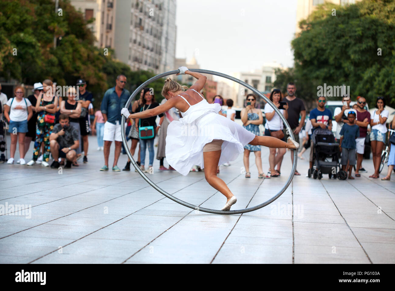 Mujer realizar con rueda Cyr, Barcelona. Foto de stock