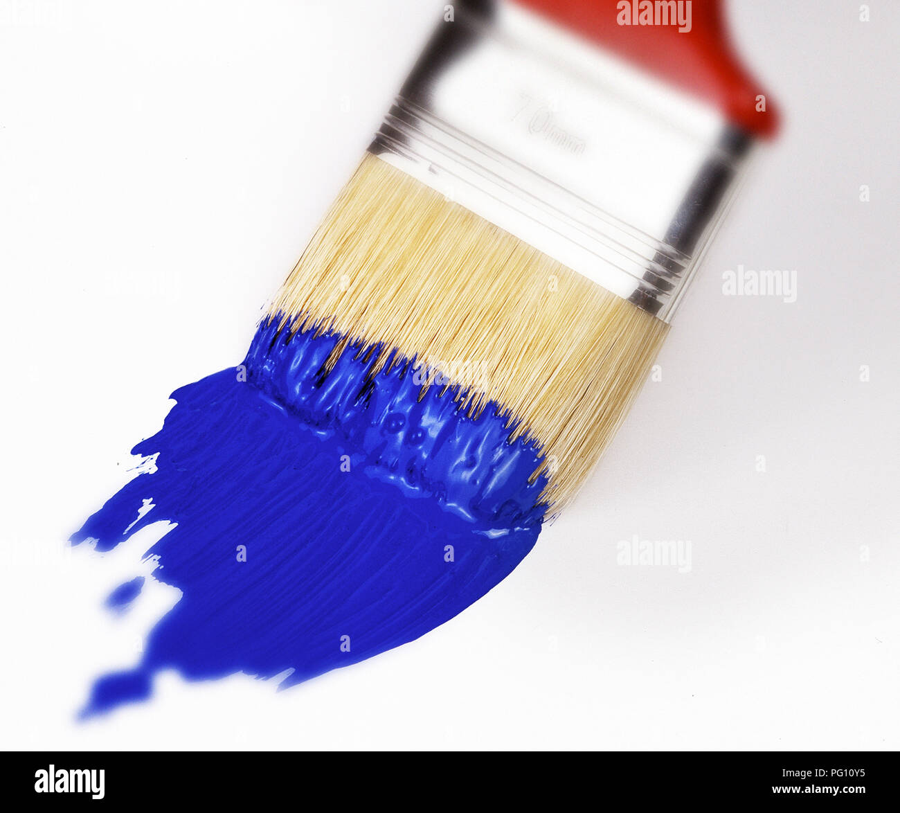 Pincel con pintura azul Fotografía de stock - Alamy