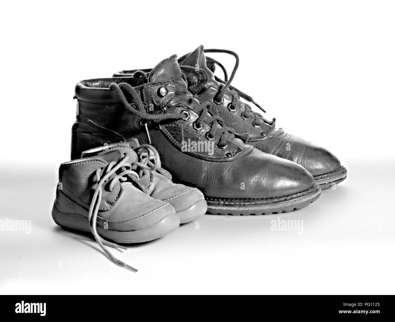 Boy patucos en zapatos de hombre adulto Fotografía de stock - Alamy