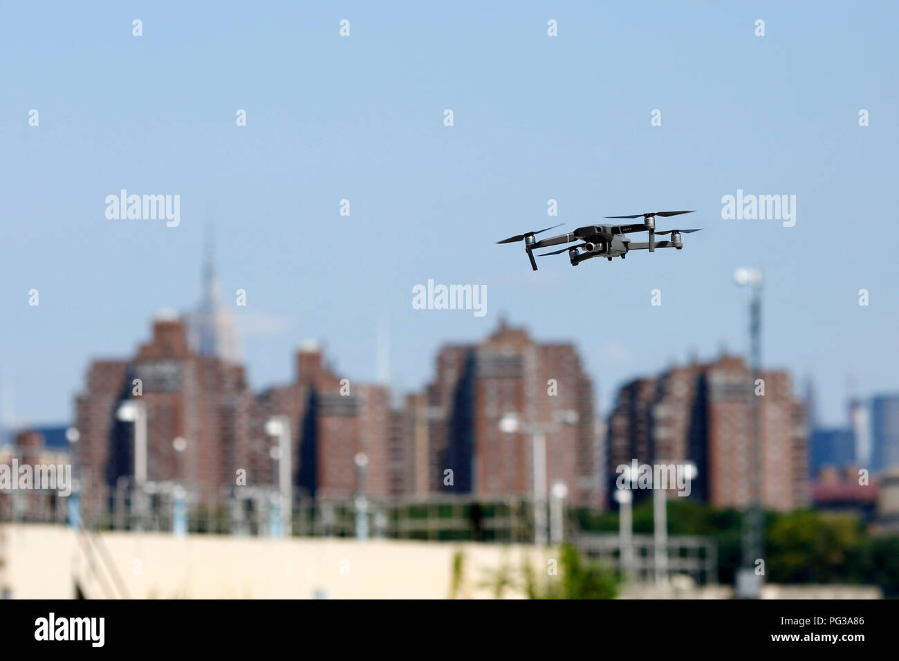 Nueva York, Estados Unidos. 23 Aug, 2018. Foto tomada el 23 de agosto de  2018, muestra el recién liberado DJI Mavic 2 drone Zoom durante la  ceremonia de lanzamiento en Nueva York,