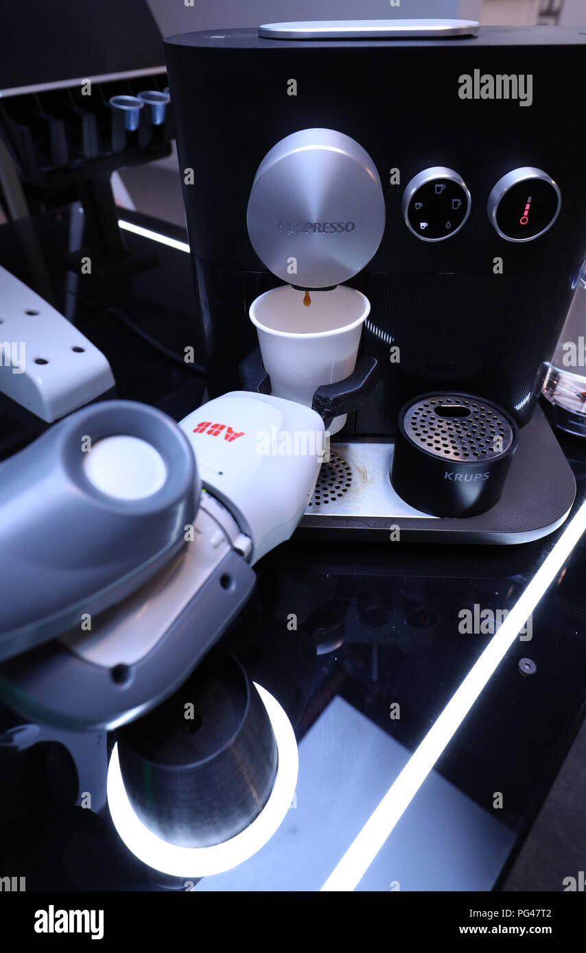 El Yumi, un robot de café, fabricado por ABB, se muestra en Selfridges en  Oxford Street, Londres Fotografía de stock - Alamy