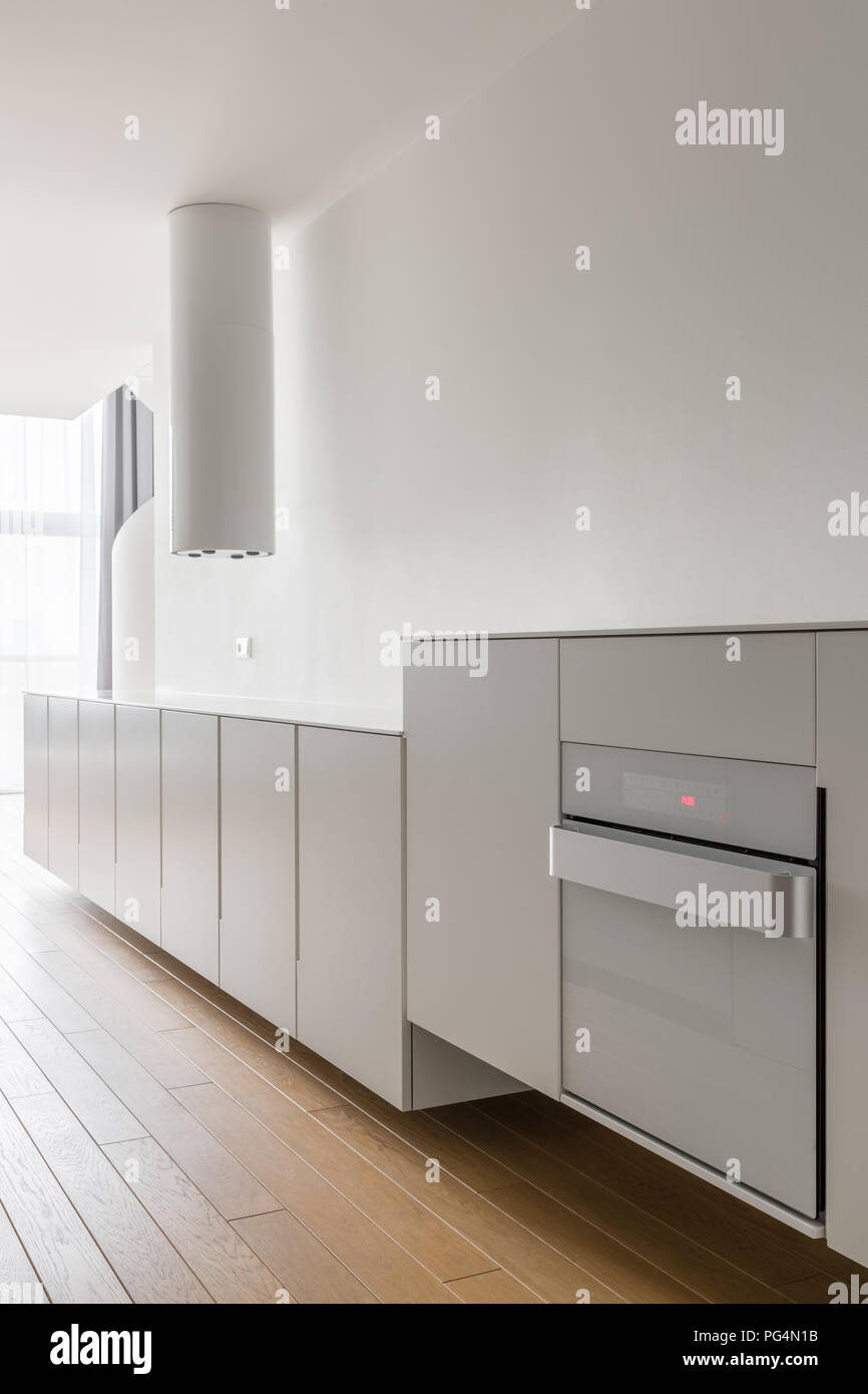 Casa moderna con interior de diseño minimalista cocina alacenas blancas  Fotografía de stock - Alamy