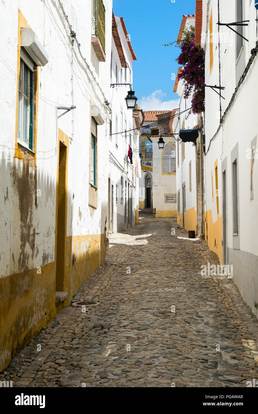 Calle angosta, centro histórico de Evora, Alentejo, Portugal Foto de stock