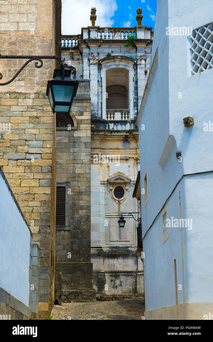 Calle angosta, centro histórico de Evora, Alentejo, Portugal Foto de stock