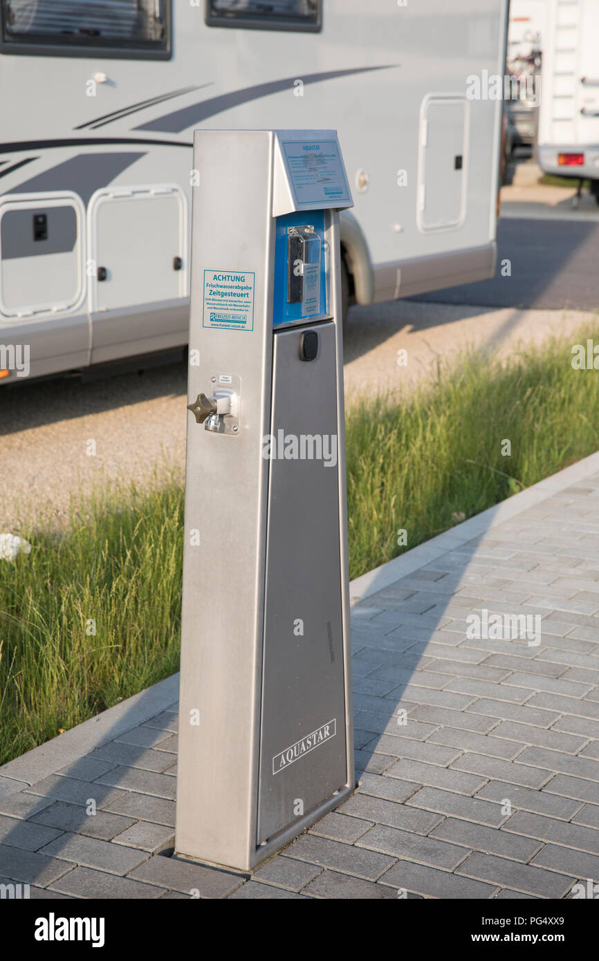 Dispensador de agua potable funciona con monedas en el moderno alojamiento  autocaravana parada (stellplatze/aire) en Kurt-Hahn-Strabe. Uberlingen,  Alemania Fotografía de stock - Alamy