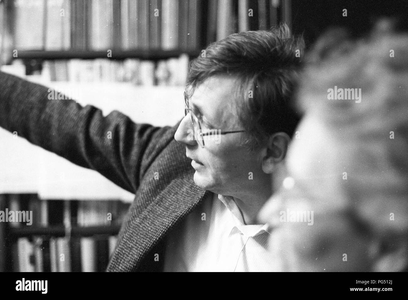 El director checo Jiri Menzel tras una representación de la obra ''Hlunca  Samota'' (''demasiado ruidoso, una soledad'') después de la novela de  Bohumil Hrabal. Las entradas para el desempeño fueron distribuidos a