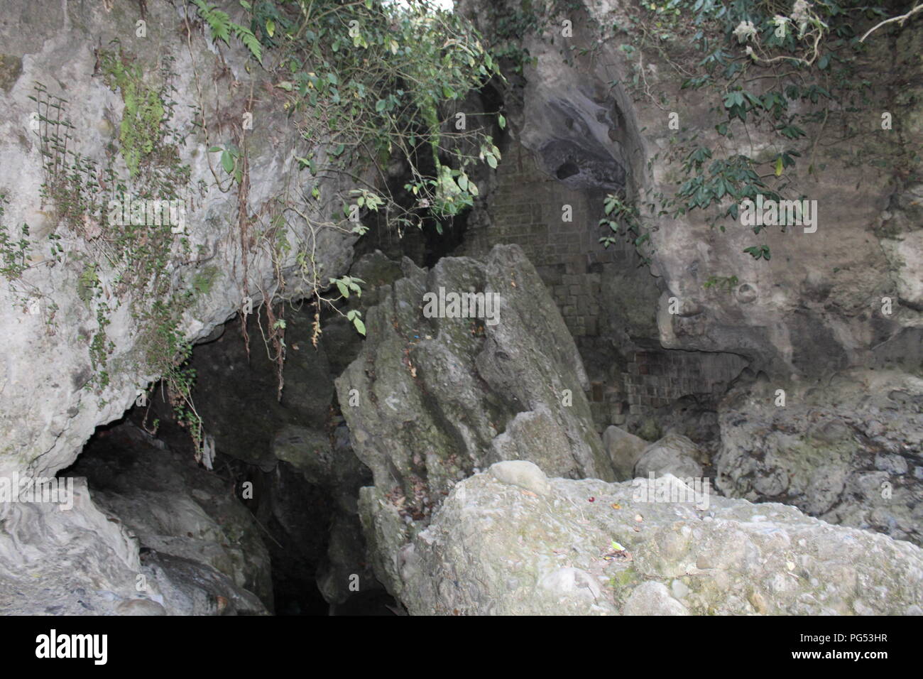 La cueva de ladrones de Dehradun Uttarakhand India . También conocido como Guchu/Guchhu pani.Uno de los mejores lugar para visitar en Dehradun Foto de stock