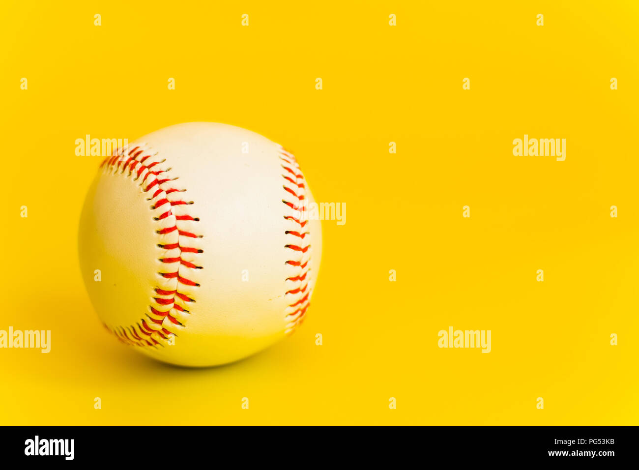 Estándar blanco bola de béisbol con la costura hilo rojo Foto de stock