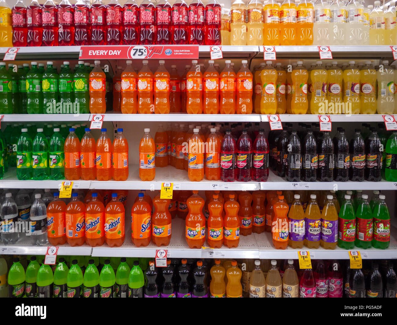 Una gran variedad de refrescos de diferentes marcas y sabores en los estantes del supermercado. Melbourne, VIC, Australia. Foto de stock