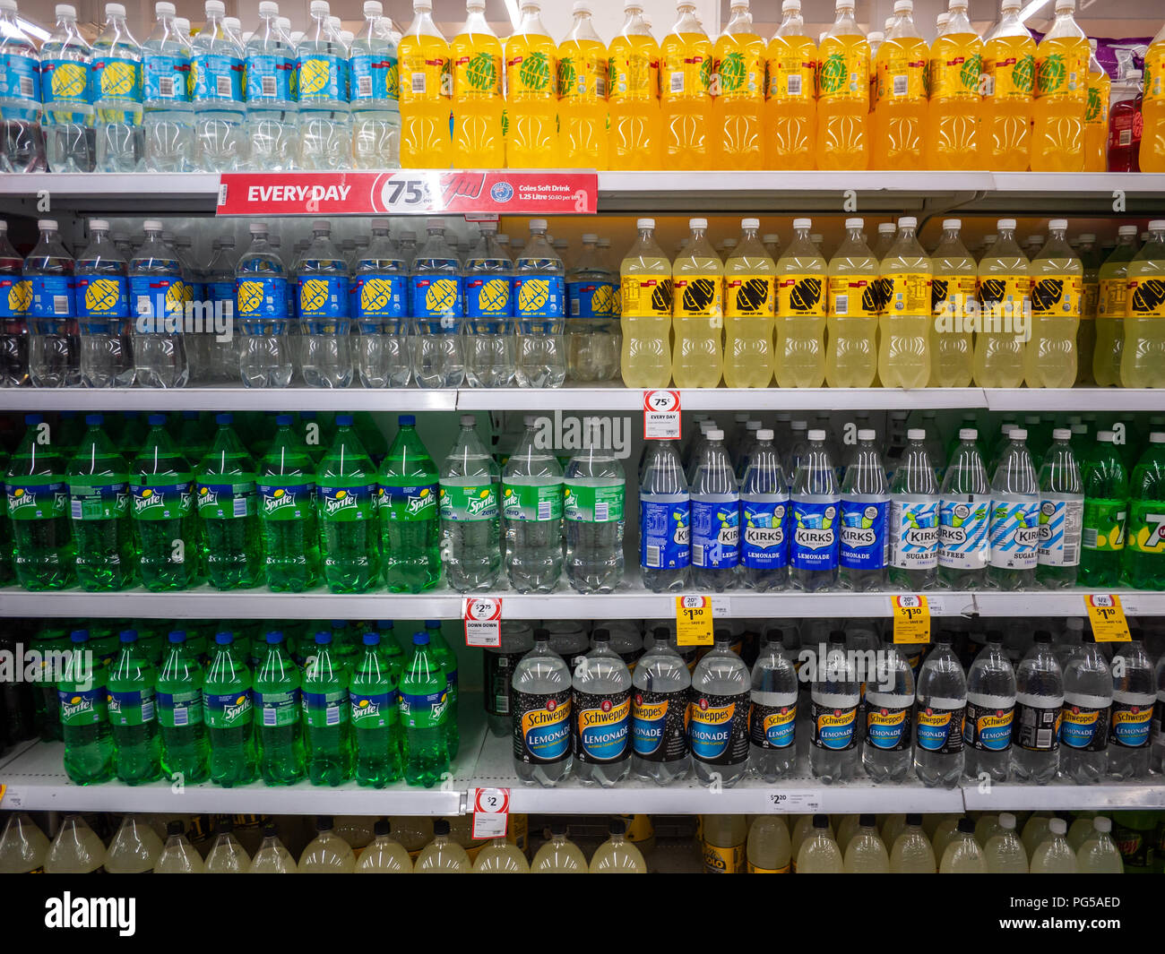 Una gran variedad de refrescos de diferentes marcas y sabores en los estantes del supermercado. Melbourne, VIC, Australia. Foto de stock
