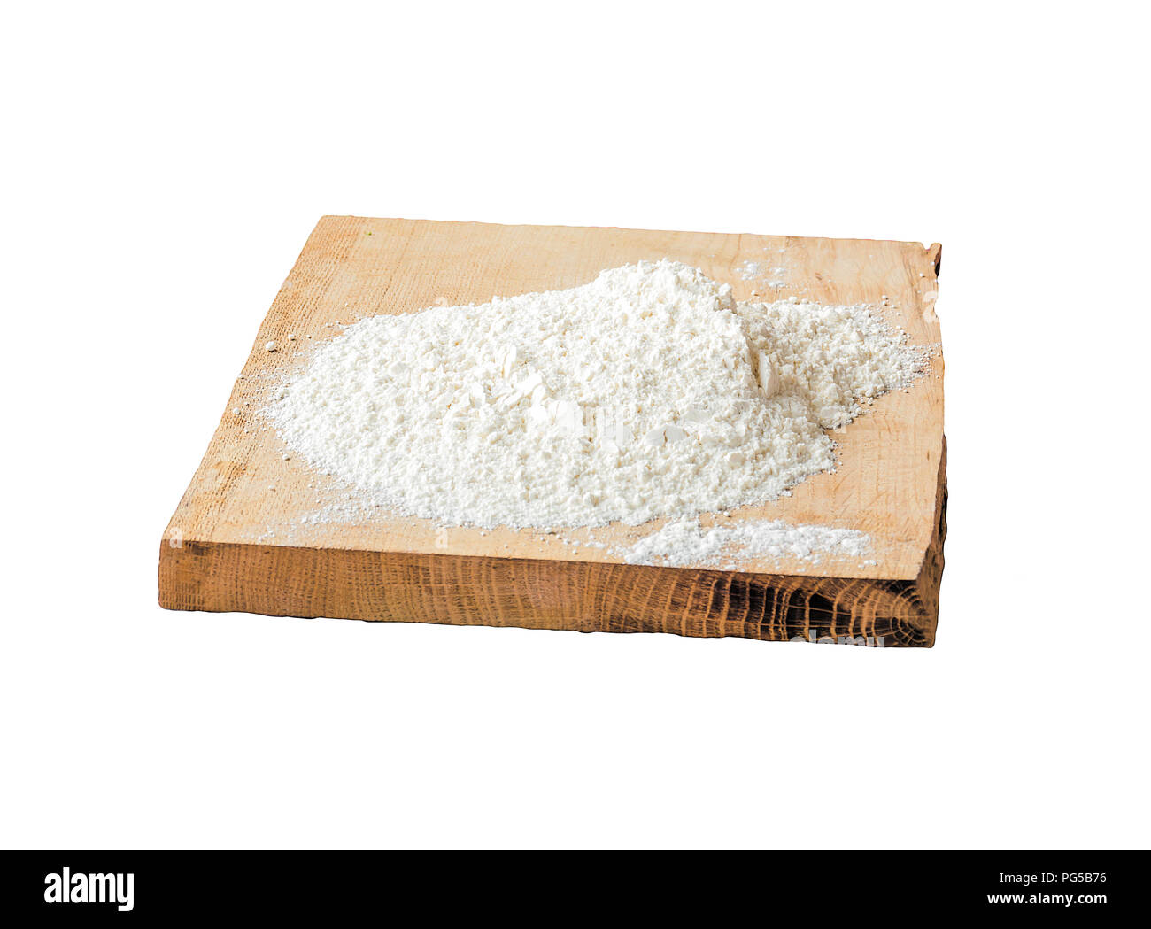 La harina de trigo blanco sobre una tabla de cortar de madera Foto de stock