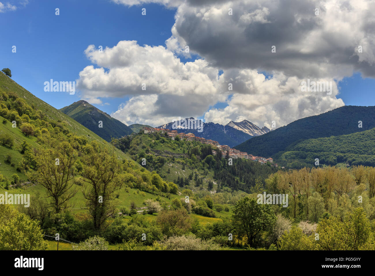 Paisaje de montaña en el centro de Italia (Abruzos) Foto de stock