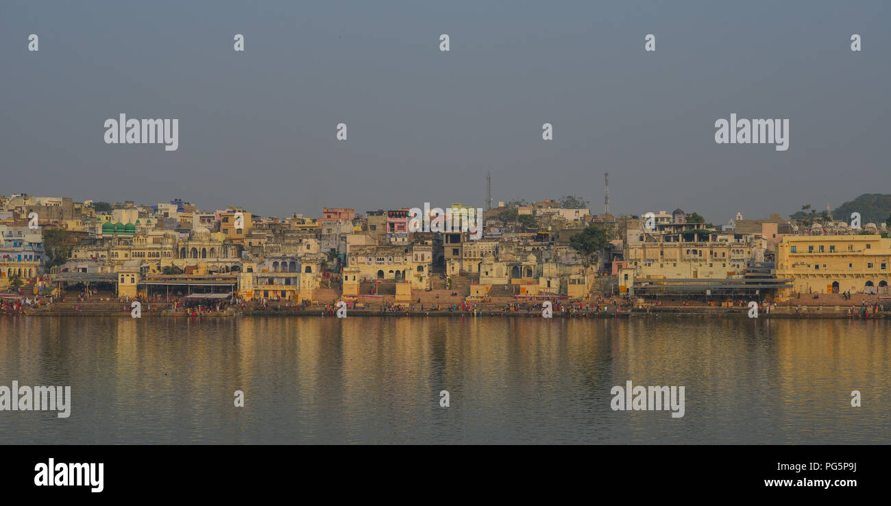 Pushkar, India - Nov 5, 2017. Vista del lago Pushkar y la ciudad. Pushkar es un lugar de peregrinación para los hindúes y sijes, ubicada en el estado de Rajasthan. Foto de stock