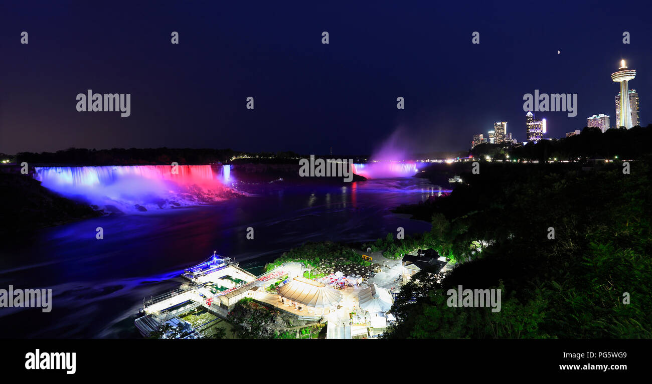 La Herradura y American Falls, el río y la ciudad de Niágara skyline iluminado en la noche, vista panorámica, Canadá Foto de stock