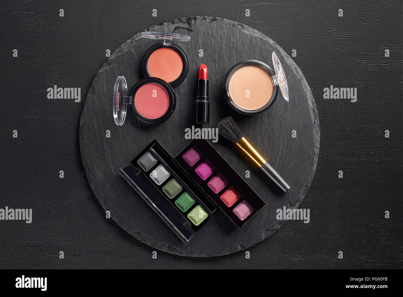 Set maquillaje con sombras de ojos y labios sobre fondo de pizarra redonda Fotografía de stock - Alamy Set maquillaje con sombras de ojos y labios sobre fondo de pizarra redonda Fotografía de stock - Alamy