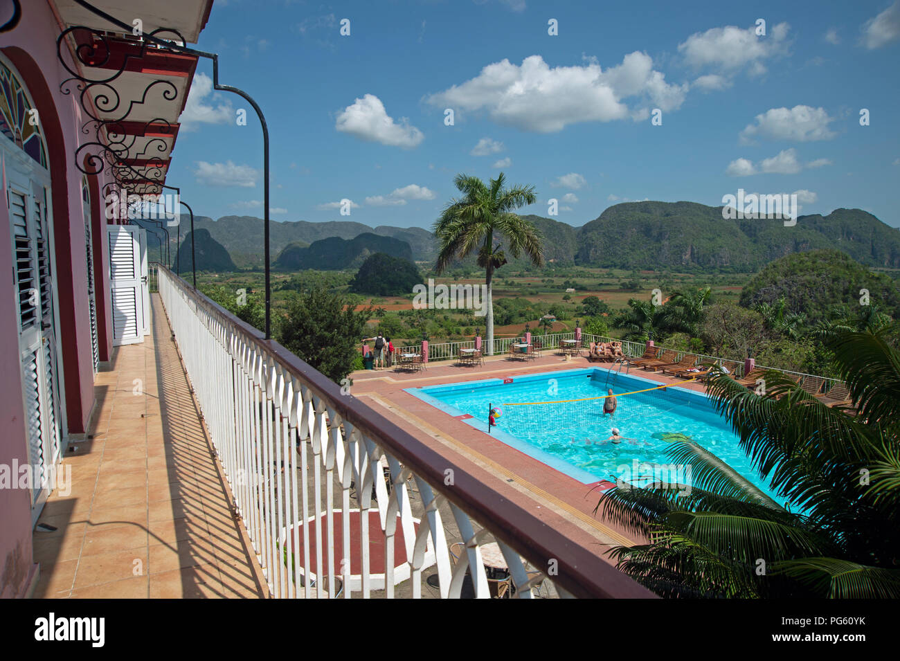 Vista de la piscina de natación con los huéspedes en el Hotel jazmines en Viñales con los mogotes en el fondo Valle de Viñales Cuba Foto de stock