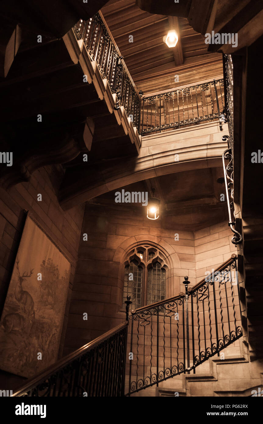 Una escalera de baranda de piedra y metal en Bamburgh Castle, Northumberland, Inglaterra, Reino Unido. Foto de stock