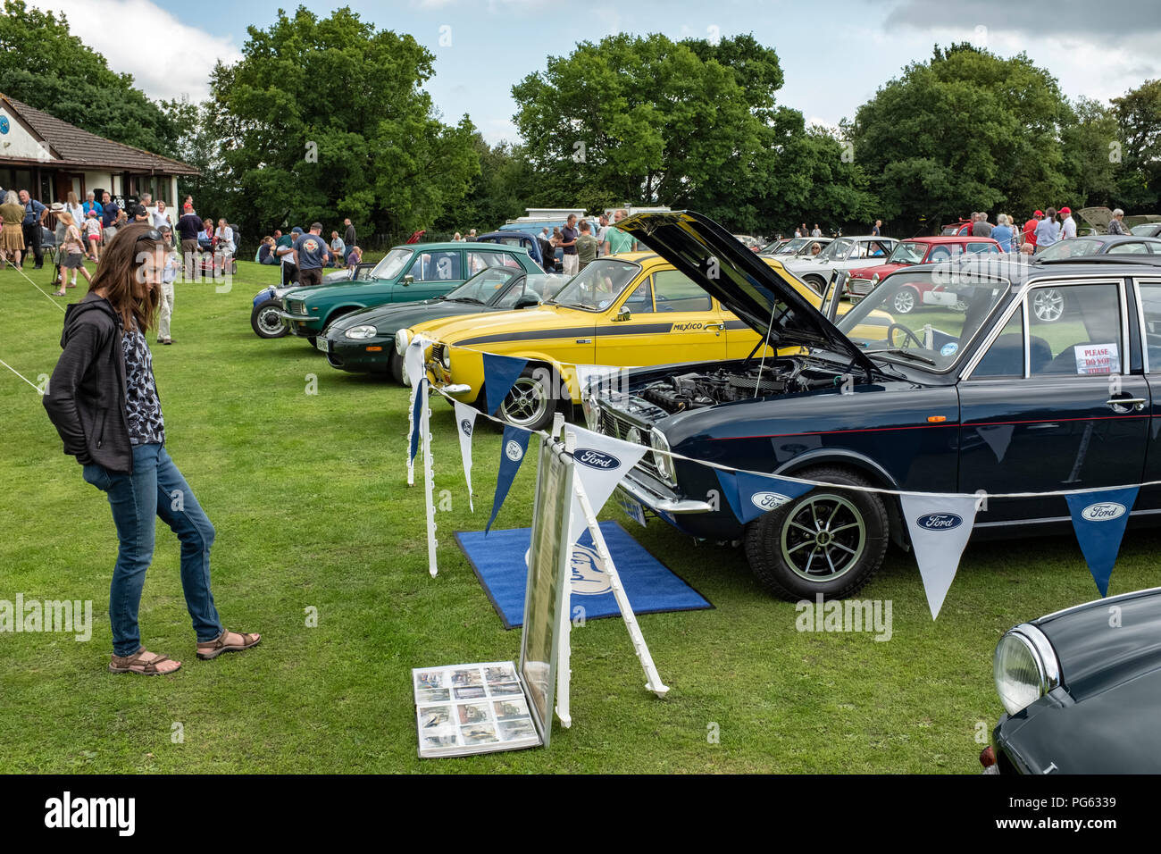 Uren salvaje Cortina Mk2 V6 en un coche clásico show en Gales. Foto de stock