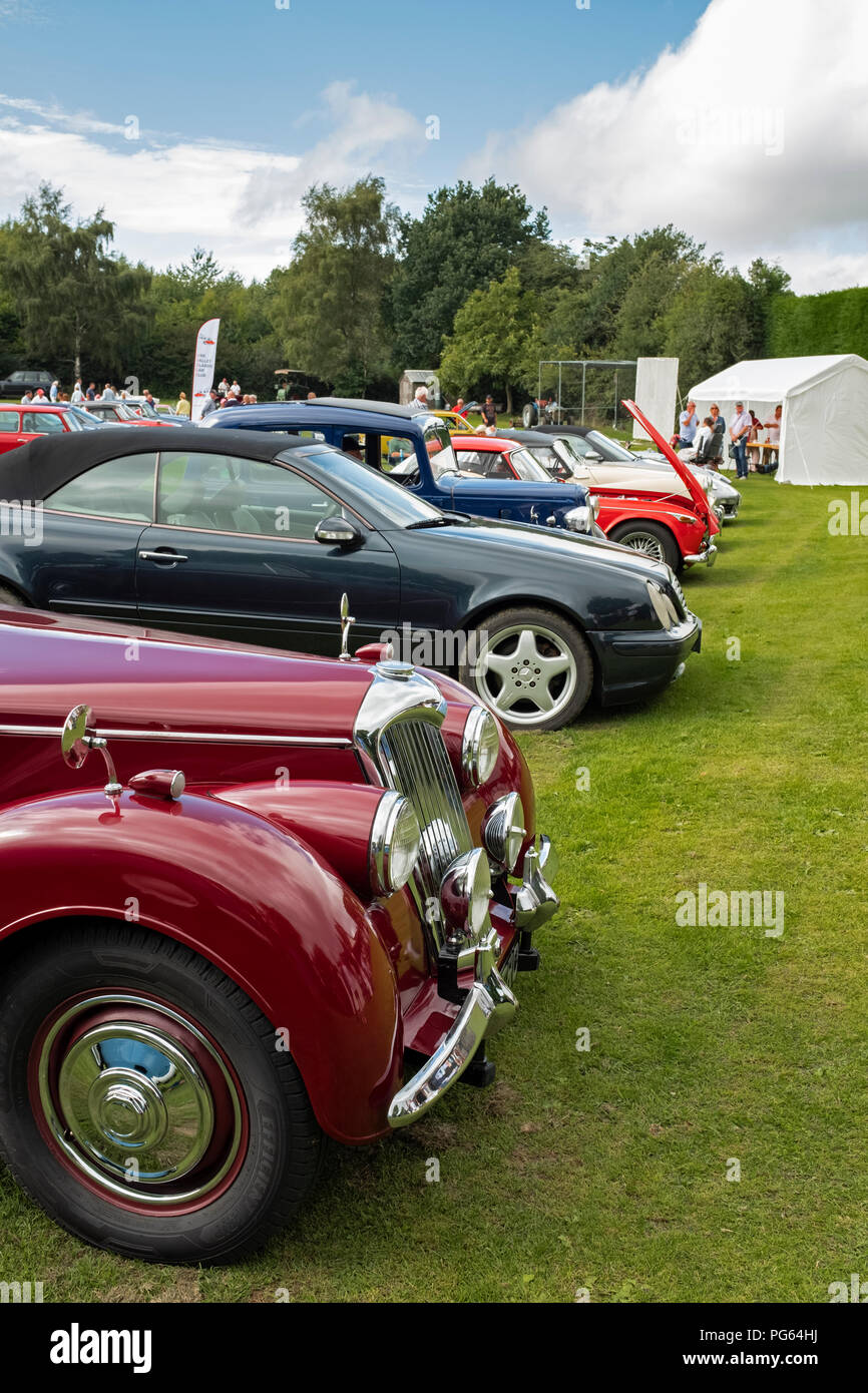 Un rojo de 2,5 litros Riley drophead en un coche clásico show en Gales. Foto de stock