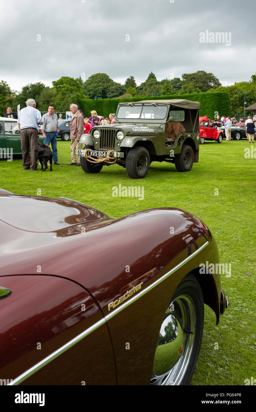 Willy's Jeep en un coche clásico show en Gales. Foto de stock