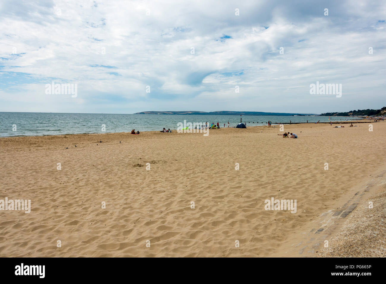 La playa de Bournemouth en la temporada de verano, Bournemouth, Dorset, Reino Unido Foto de stock