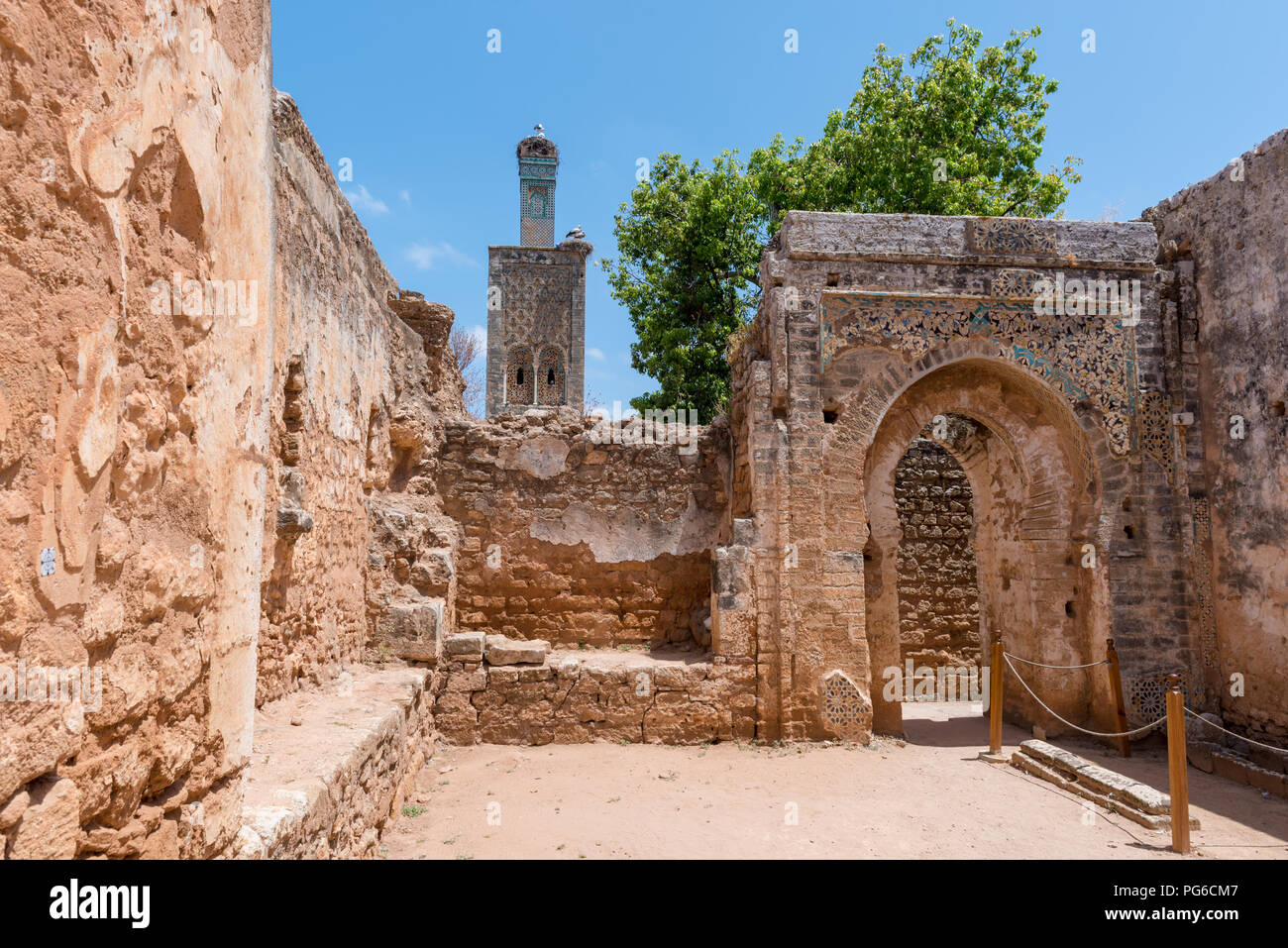 Mezquita en la antigua necrópolis y asentamiento romano de Chellah, en las afueras de Rabat, Marruecos Foto de stock
