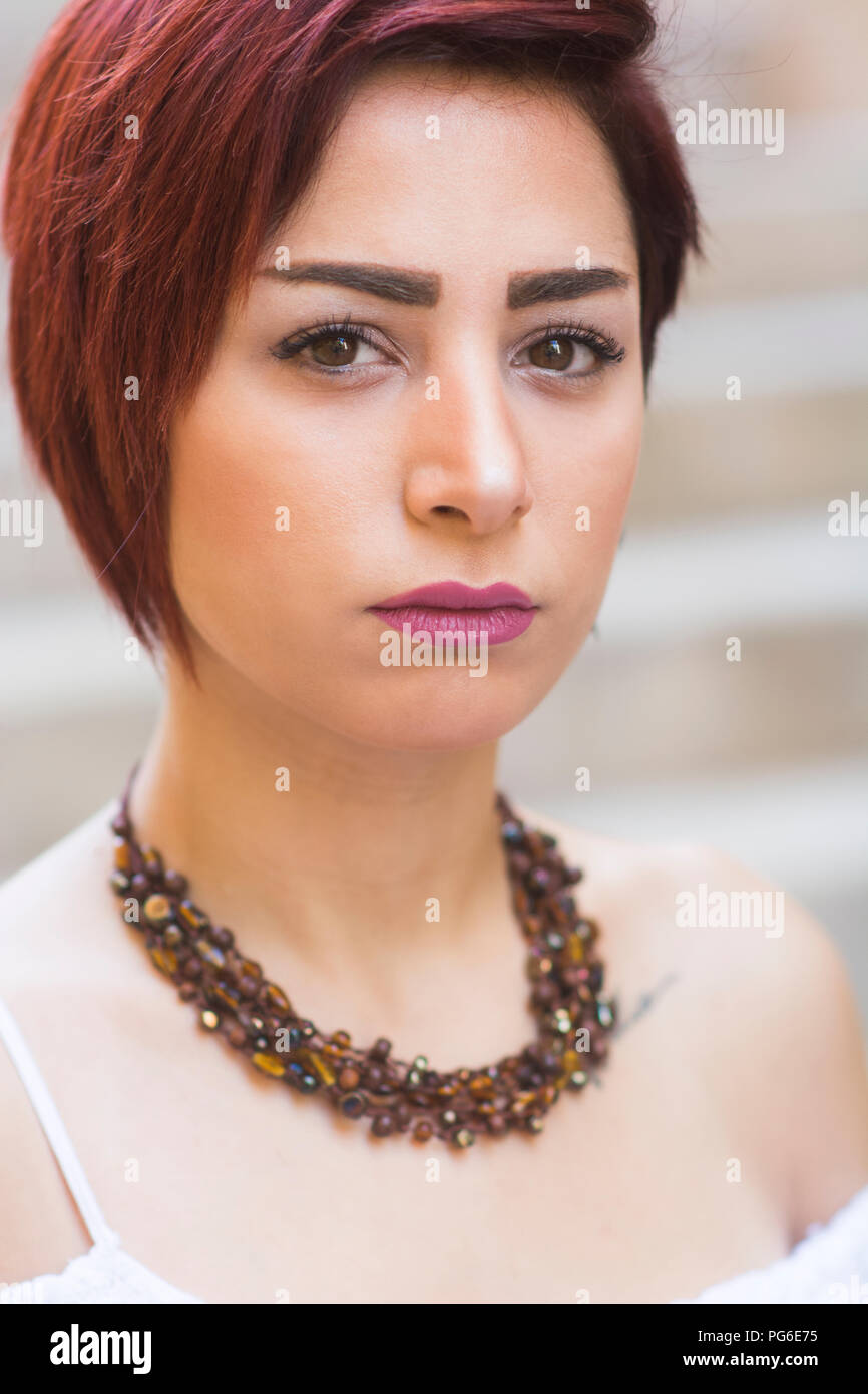 Hermosa mujer joven con pelo corto rojo al aire libre Fotografía de stock -  Alamy