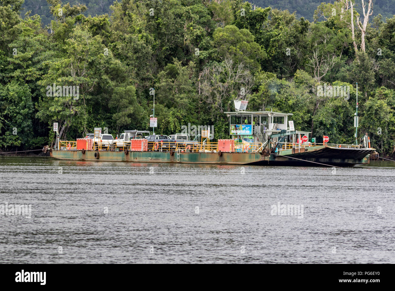 Ferry cruzando el río Daintree contra la montaña cubierta de niebla Foto de stock