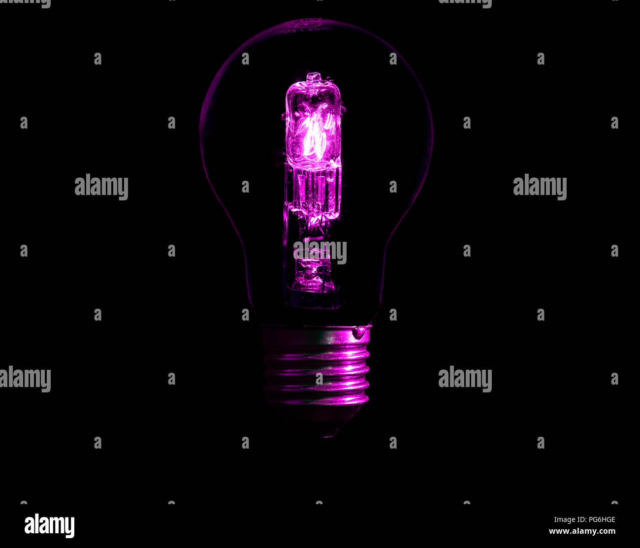 El filamento brilla dentro de la bombilla clásica de fondo negro oscuro sin  cable eléctrico. Concepto de uso del cerebro para pensar y el análisis para  fi Fotografía de stock - Alamy