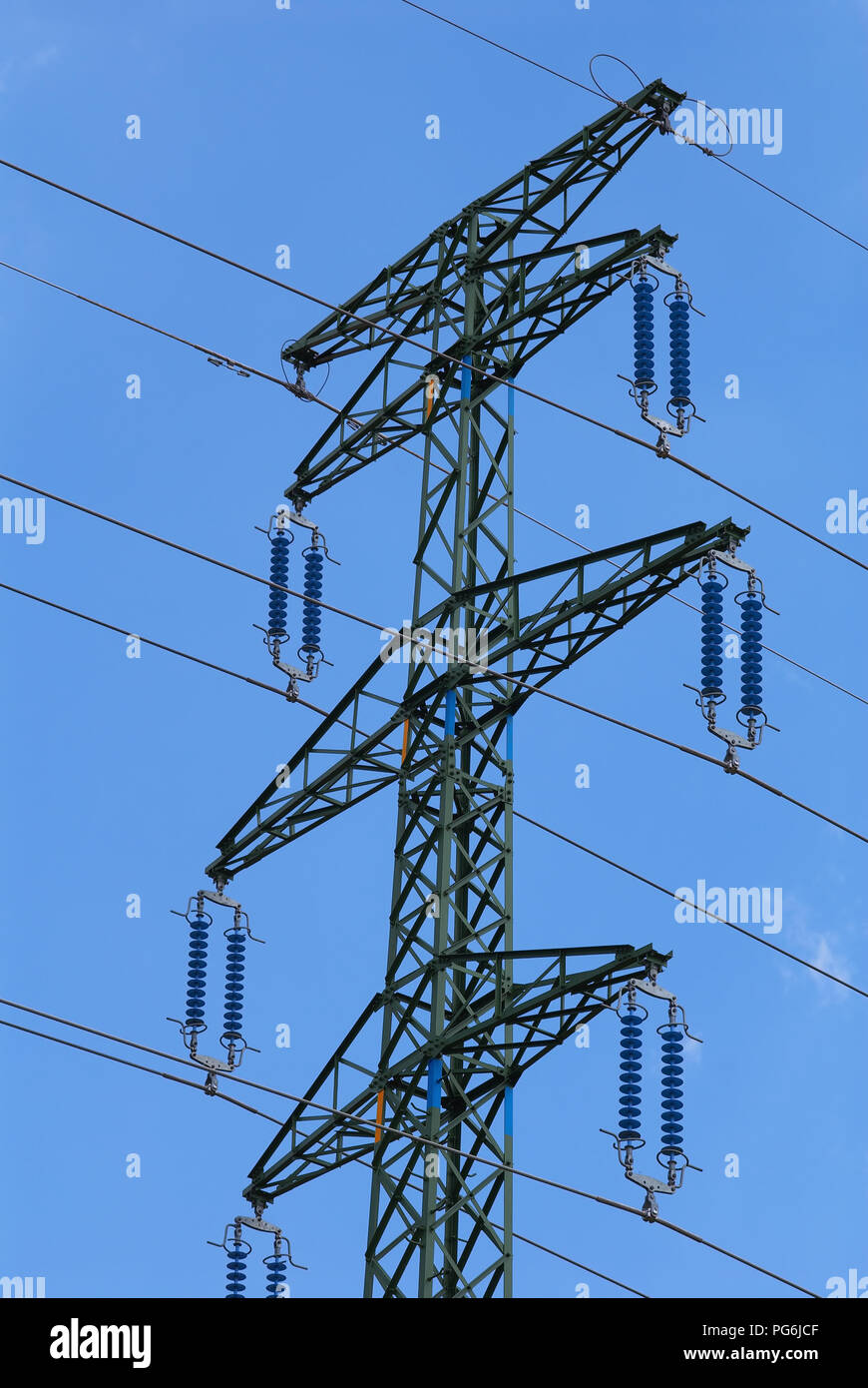 Apoyo de la transmisión de electricidad sobre un fondo de cielo azul claro. Foto de stock