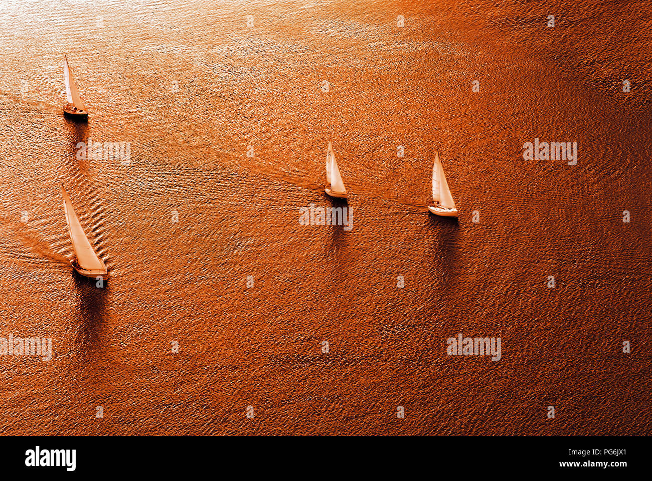 Regata de veleros en tonos cálidos. La vista superior Foto de stock