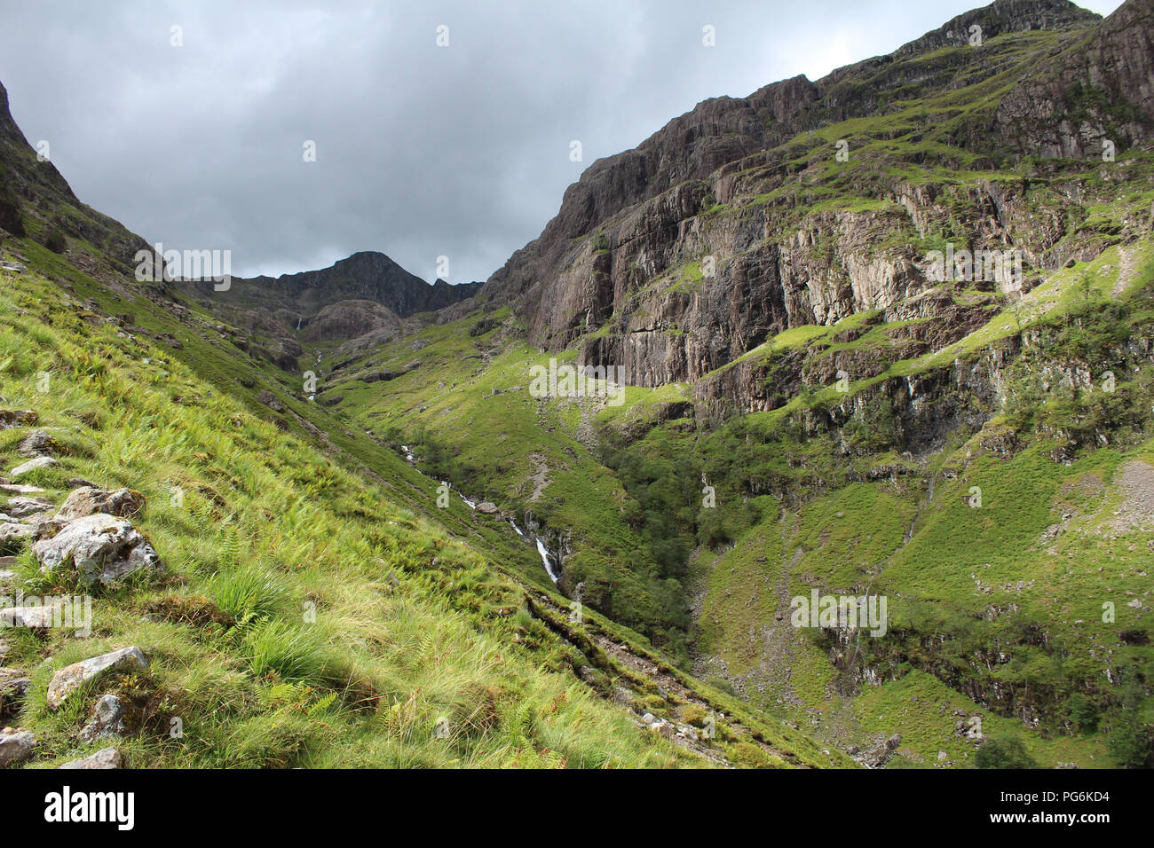 Caminando por las famosas Tres Hermanas de Glencoe, Escocia. En las hermosas tierras altas de Escocia. Vista desde la pista arriba Coire nan Lochan, con Aonach Dubh Foto de stock