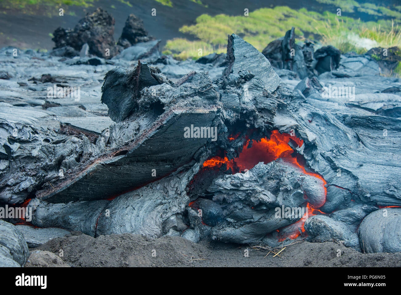 Activo corriente de lava, el volcán Tolbachik, Kamchatka, Rusia Foto de stock