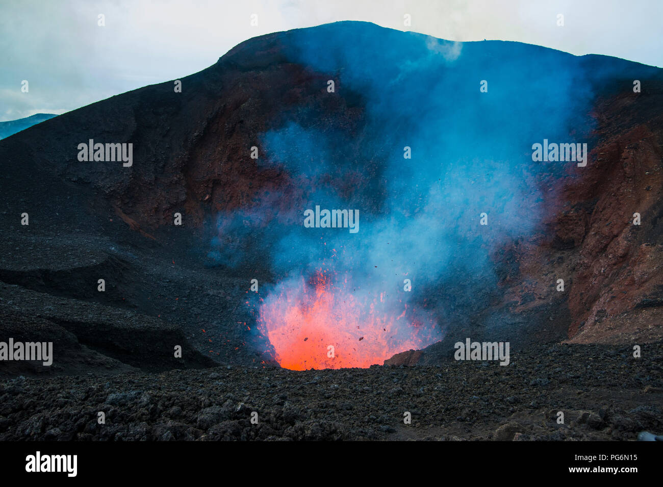 Erupción de lava activo en el volcán Tolbachik, Kamchatka, Rusia Foto de stock